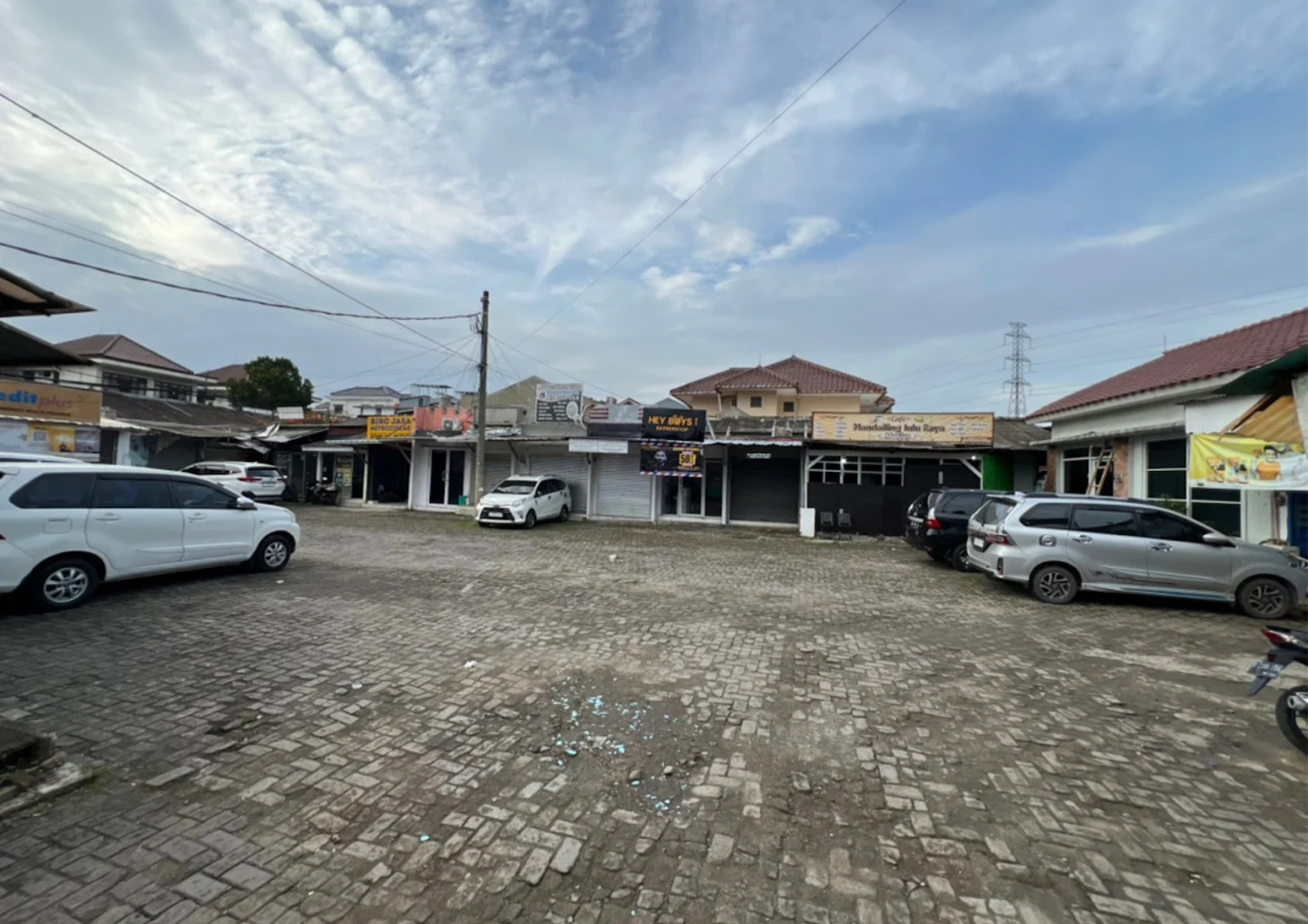 Tempat Parkir Luas
